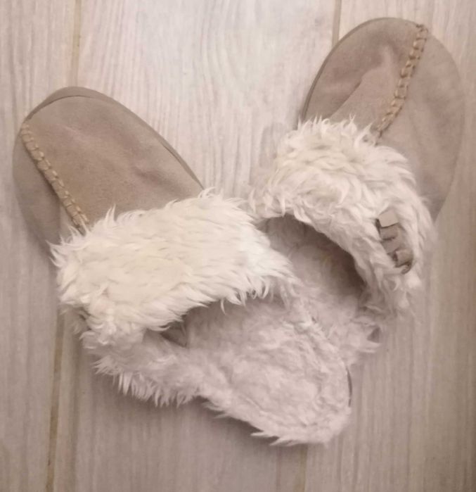 Domowe pantofle ze skóry zamszowej z futerkiem Marks and Spencer 38