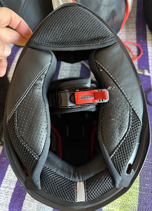 Vendo 2 conjuntos de Capacetes e Blusões para mota