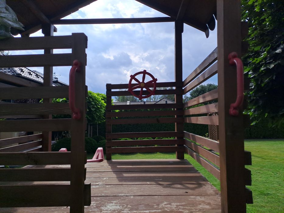 Domek drewniany dla dzieci ze zjeżdżalnią i akcesoriami