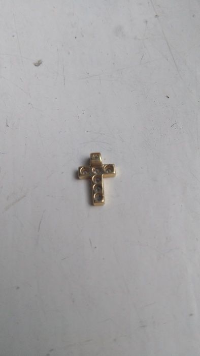 Krzyżyk złoty z brylantami , mały 13 x 6 mm.  Zamienię