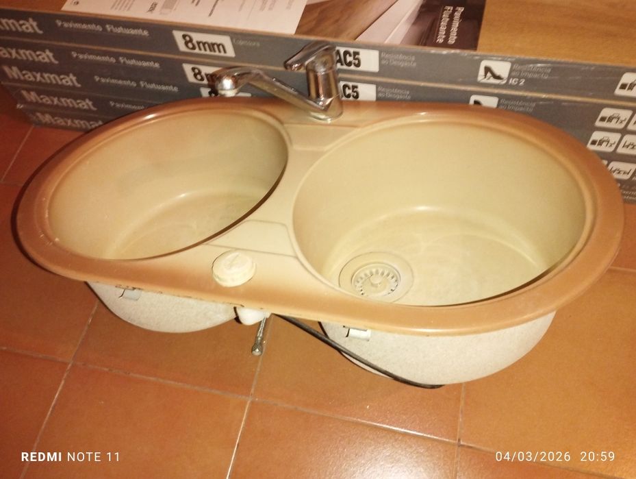 Lavalouças em fibra com torneira