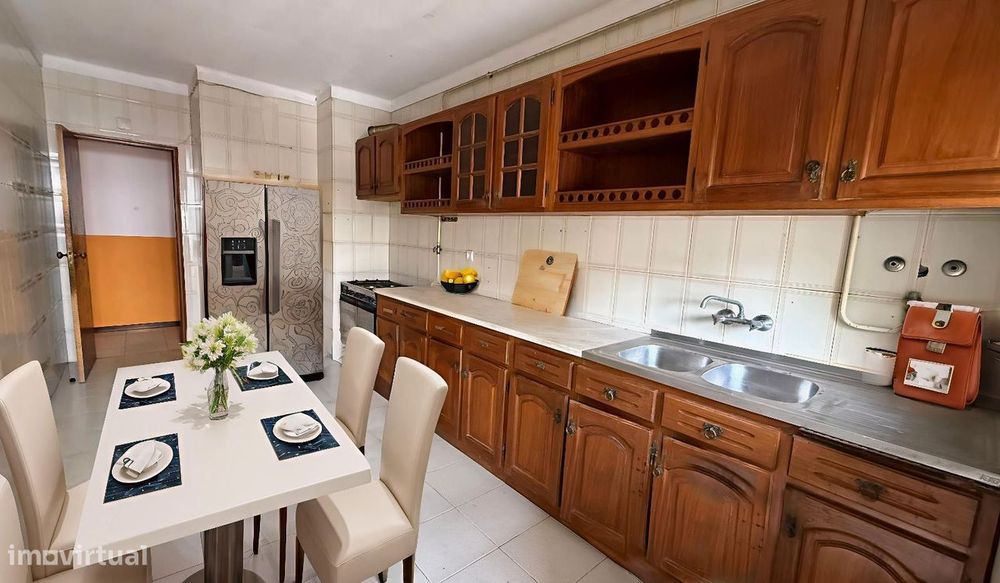 Apartamento T3 com varanda. Junto à cidade