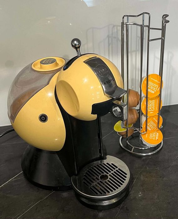 Ekspres do kawy Nescafé Dolce Gusto + stojak na kapsułki