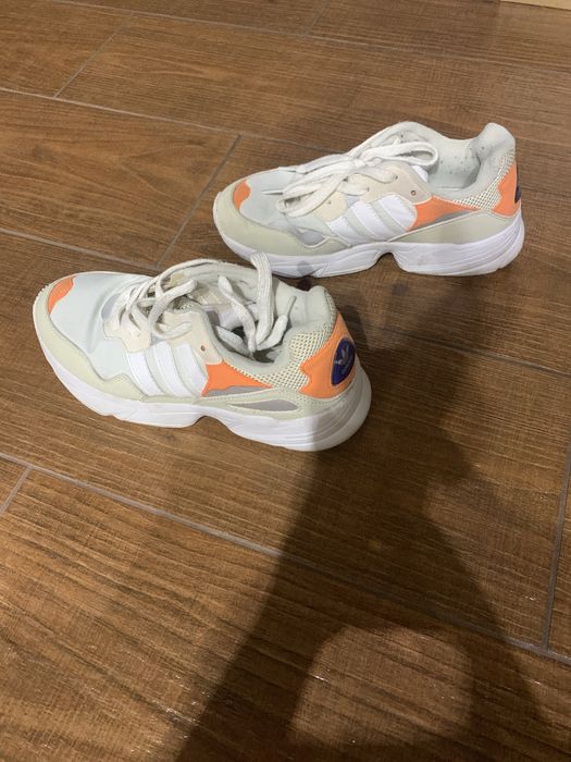 Білі кросівки адідас