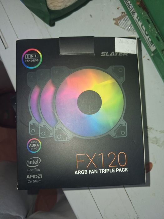Só vendo as 6 ventoinhas brancas porque quero umas pretas para combinar com a minha caixa preta do PC. De resto, são brutais e têm um RGB incrível!