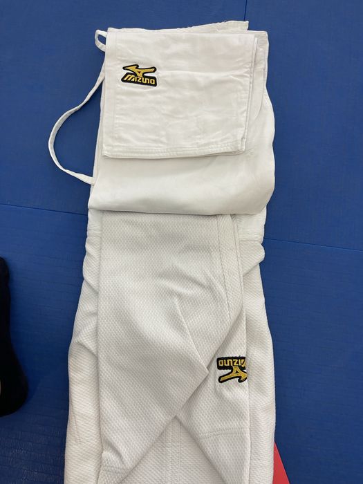 Fatos de judo brancos e azuis Aprovados (várias marcas)