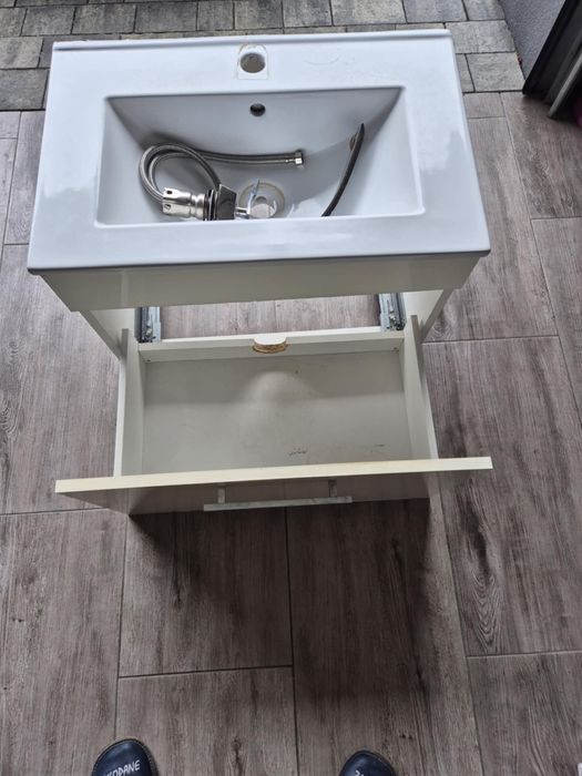 Szafka umywalkowa z umywalką i baterią