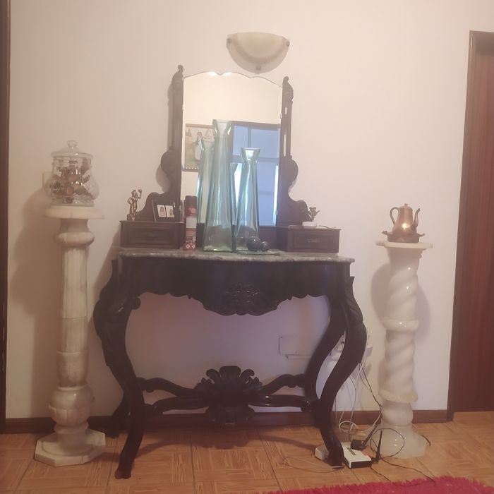 Credência com espelho e pedra em granito