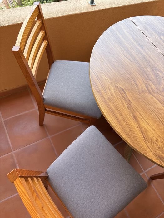 Conjunto mesa e cadeiras