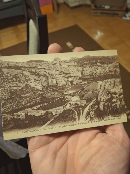 Pocztówka z początku XXw."Les Baux de Provence Vallon de la Fontaine"Stan bardzo dobry.