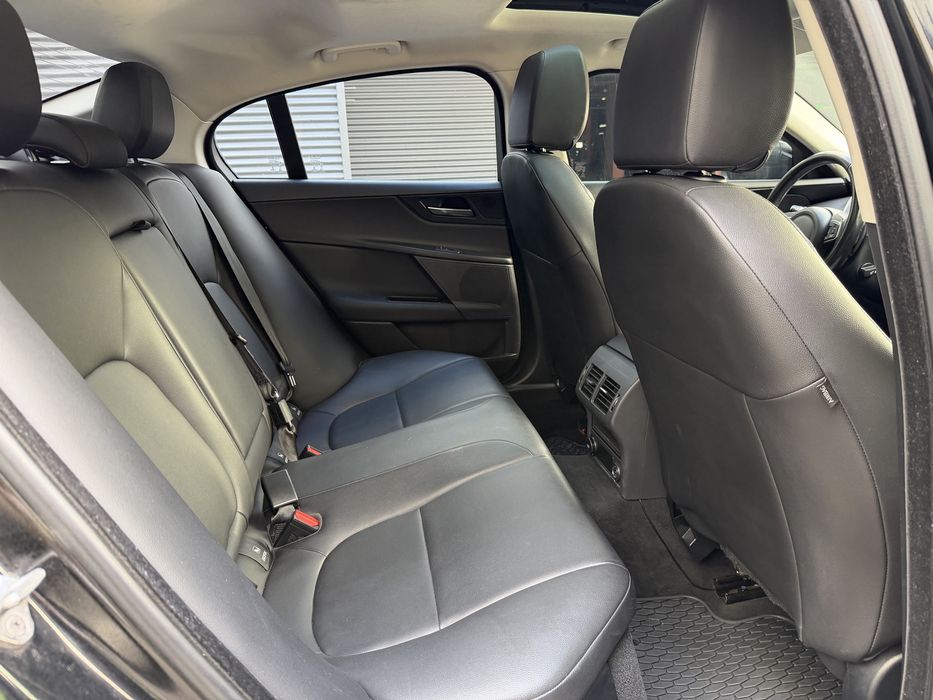 Jaguar XE 2016 2.0 бензин