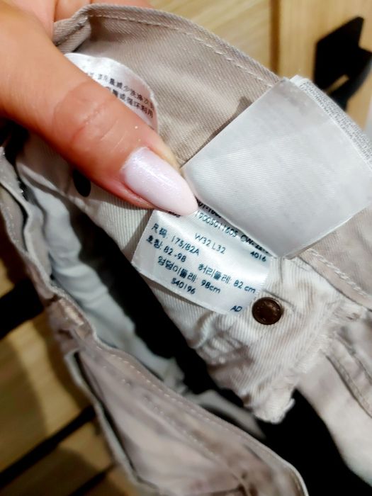 Oryginalne męskie spodnie klasyczne Levi's model 501 prosta nogawka 32