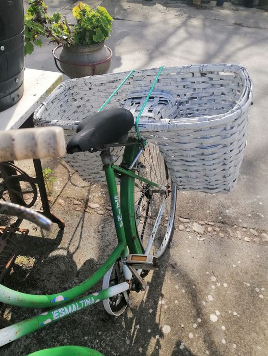 Bicicleta verde com alforge antigo