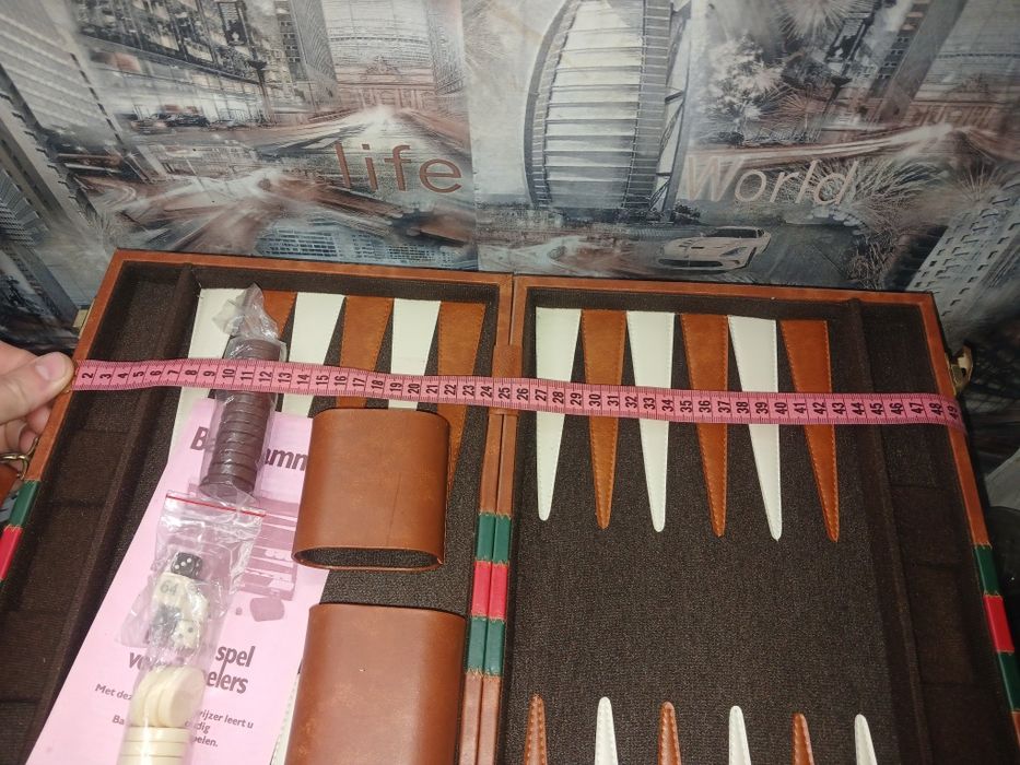 Нарды на подарок в кожаном чемодане.