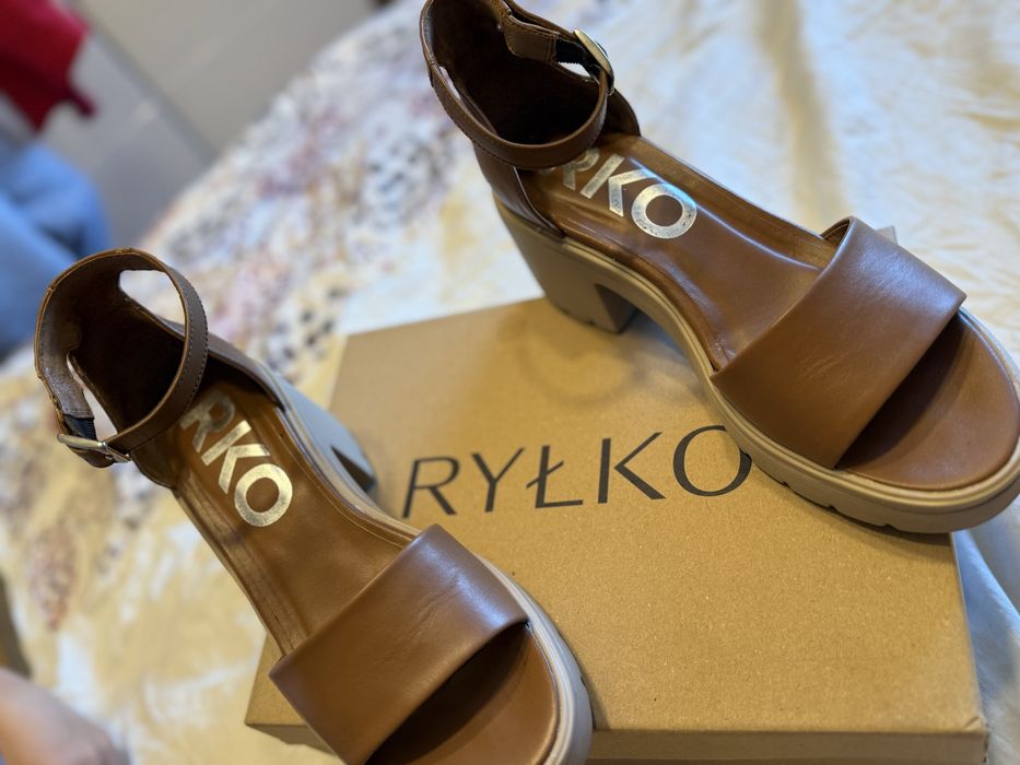 Sandalki ryłko jak nowe