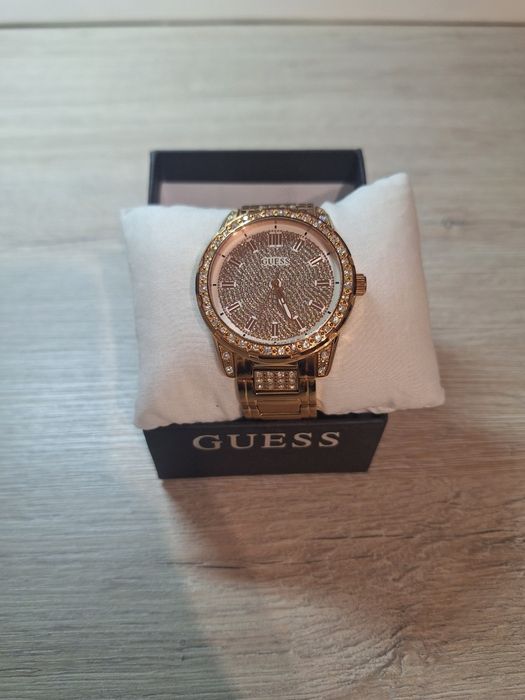 Стильний годинник Guess