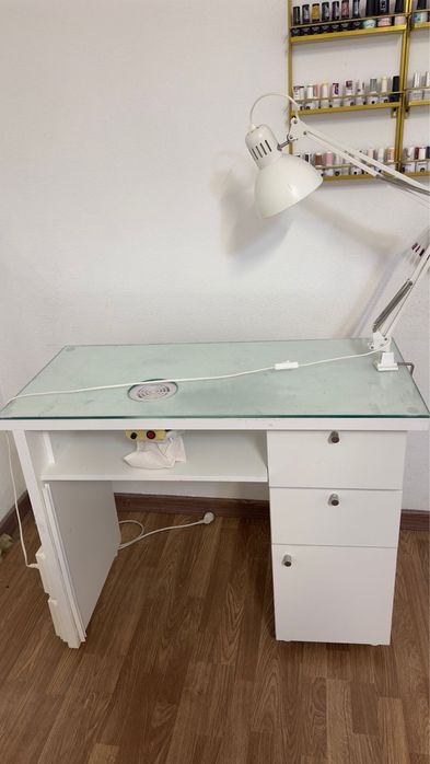 Vendo mesa de manicure luminaria nao incluida.