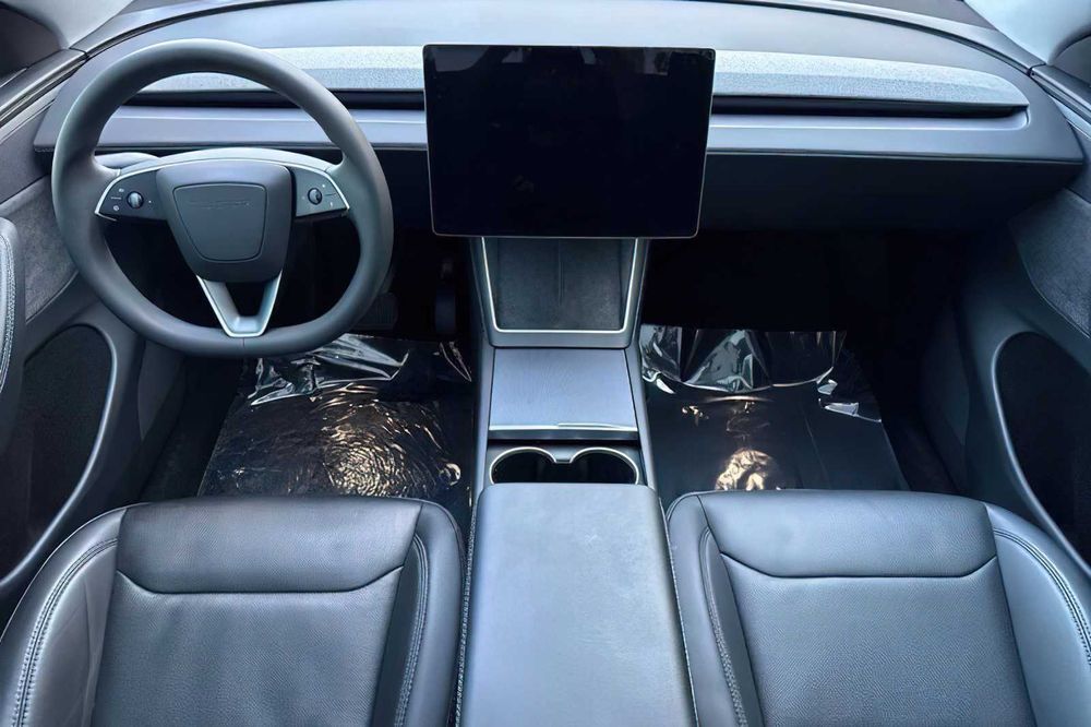 Tesla Model Y      2026