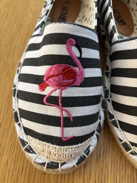Espadryle Hailys w czarno-białe paski z haftowanym flamingiem rozm 36
