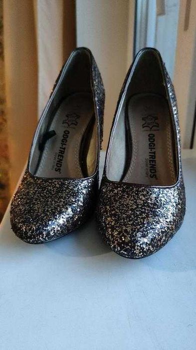 Сяючі туфлі 36 розмір