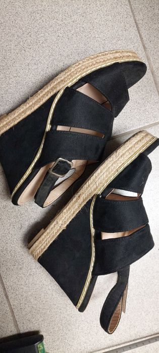 Sandałki na podwyszonej platformie 39