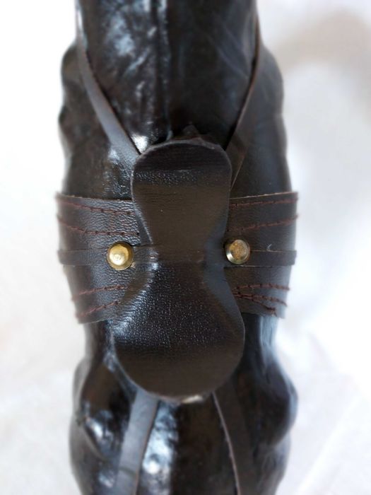 Cavalo de madeira revestido a couro