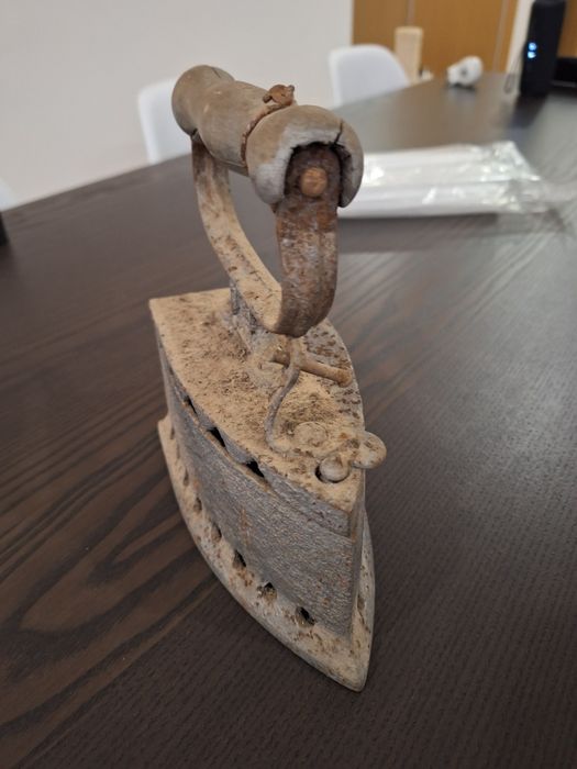 Ferro de engomar antigo a carvão