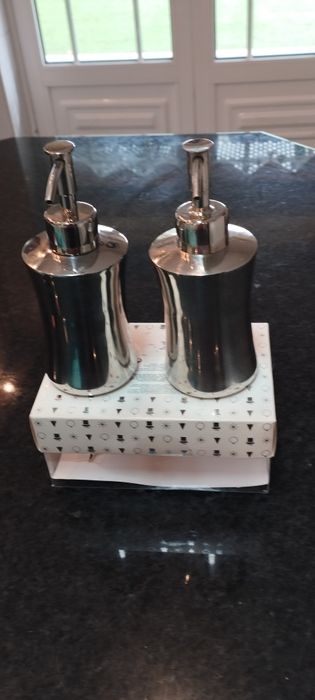 Frascos em inox doseadores de sabonete e loção