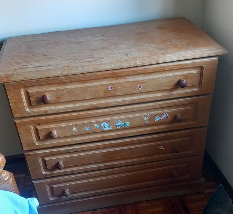 Conjunto quarto composto por cama, cómoda e espelho