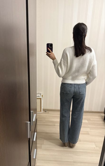 Новий дуже гарний светр молочного кольору