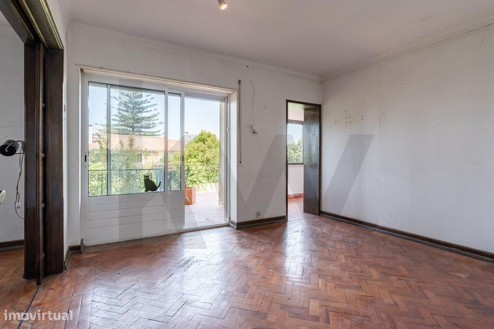 Moradia no Restelo para remodelação, com vista rio/mar, varandas espaç