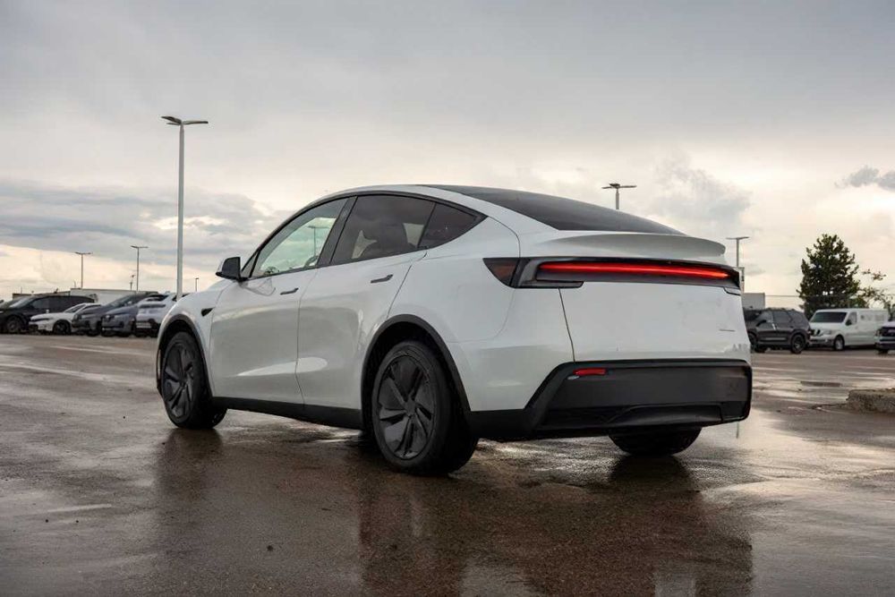 Tesla Model Y Long Range      2026