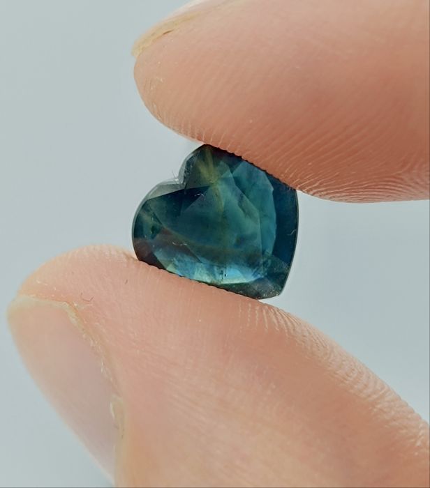 Натуральный сапфир огранки сердце 3.12 карат