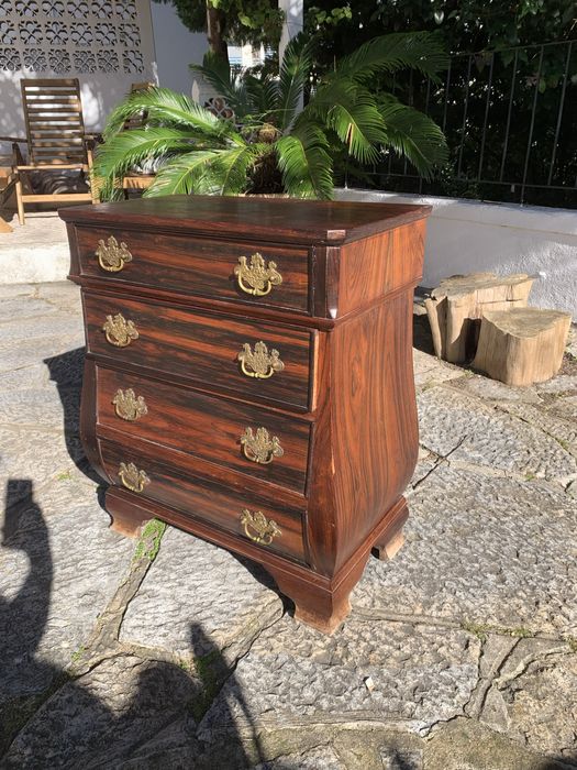 Pequena comoda em pau santo