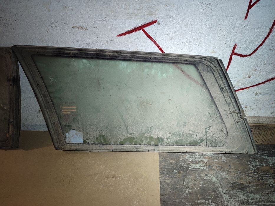 Задні бокові скла багажнику Пассат Б4,Б3 універсал