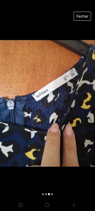 Vestido com fecho nas costas. E laçada a frente