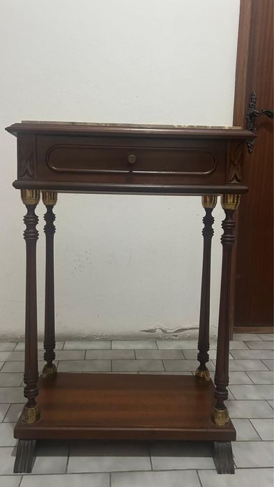 Mesa de apoio antiga em madeira com tampo em mármore