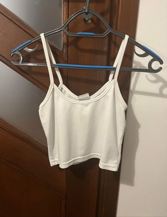 Biały crop top na ramiączkach Modement
