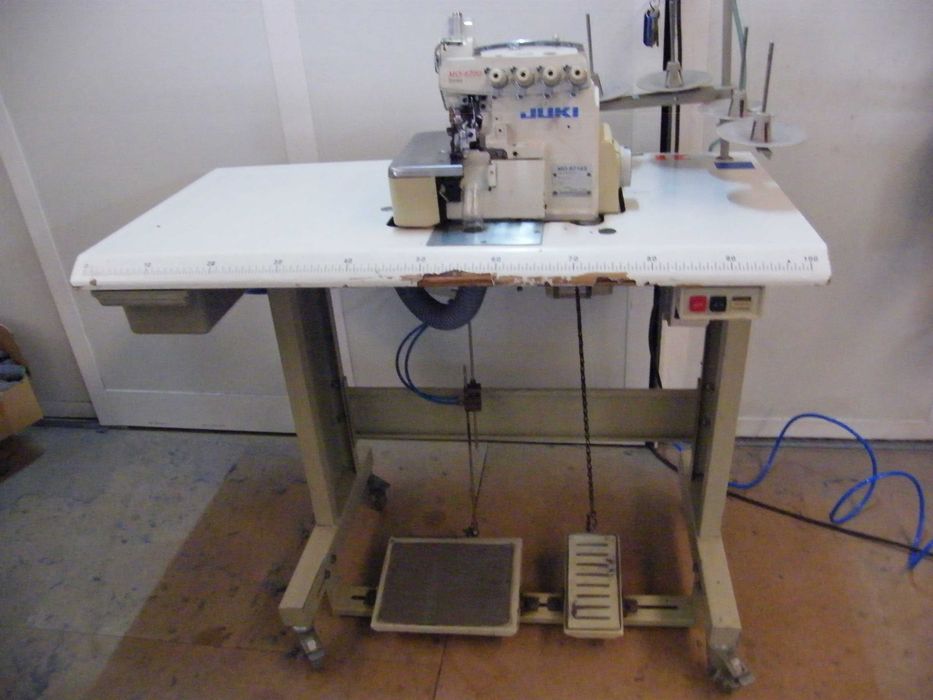 Maquina de Costura JUKI corte e coze
