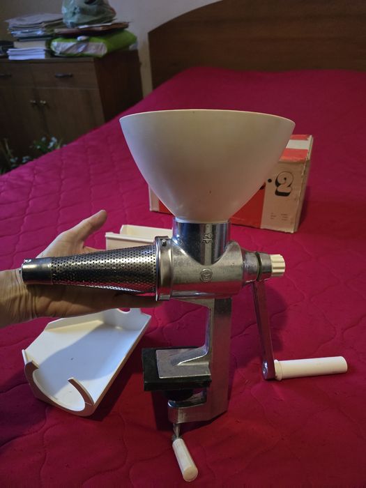 Новая соковыжималка" Струмок"