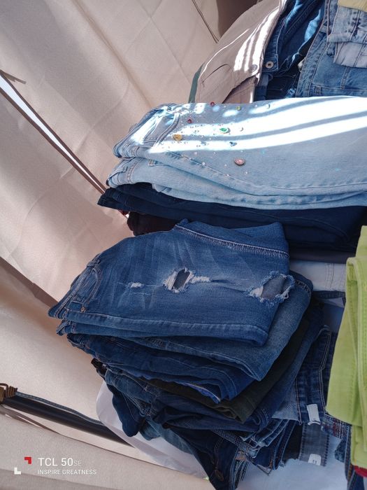 Lotes de calças semi novas vários tamanhos 20 pares de calças 15€