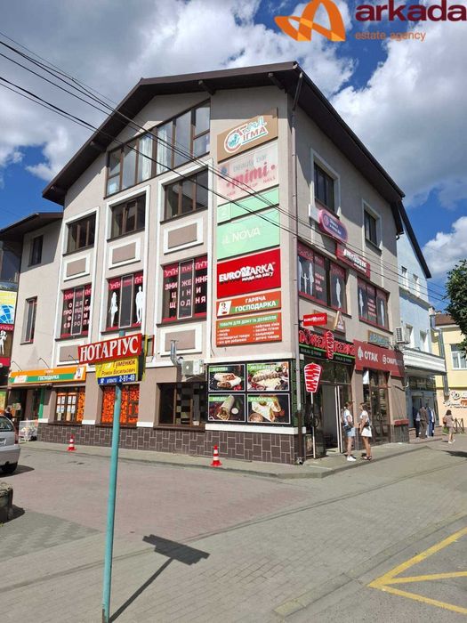 Продається торговий комплекс з орендарями в Надвірній.