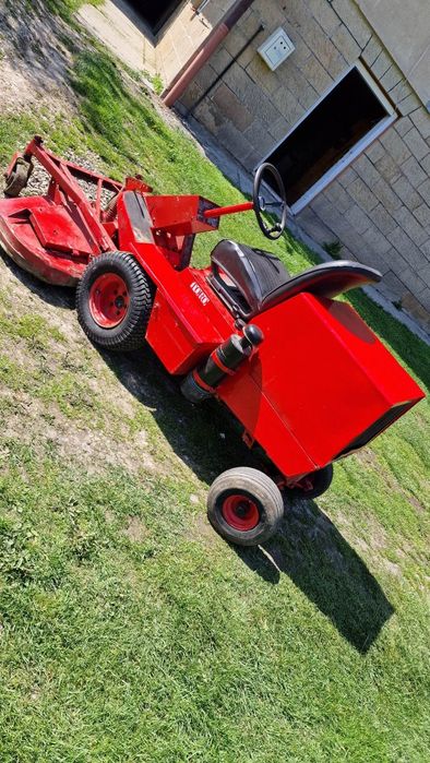 Kosiarka Toro .Silnik diesel dwucylindrowy.Kosisko na trzy noze