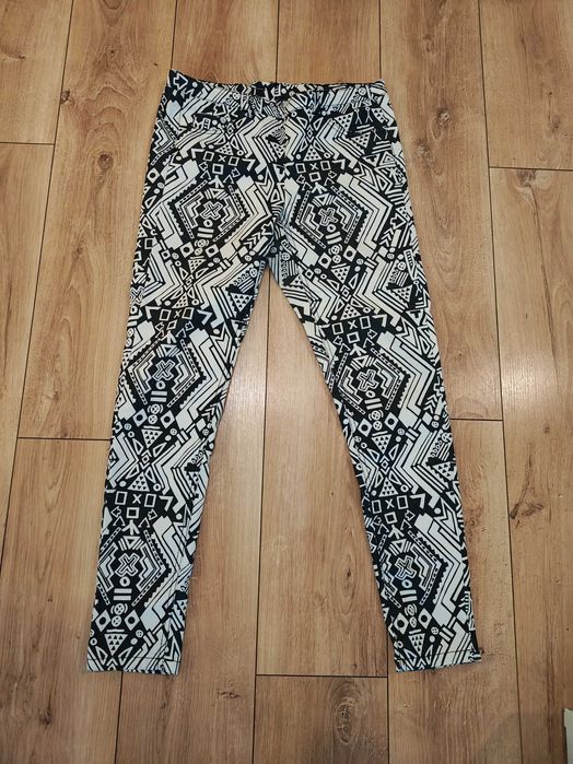 Biało czarne materiałowe spodnie rurki w geometryczne wzory