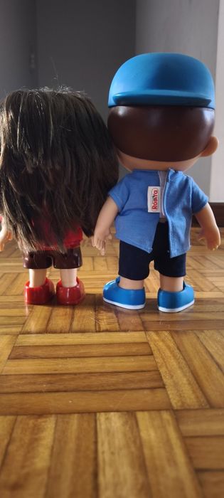 Bonecos do Luccas Neto e Gi, com botão na barriga e sons e falas características