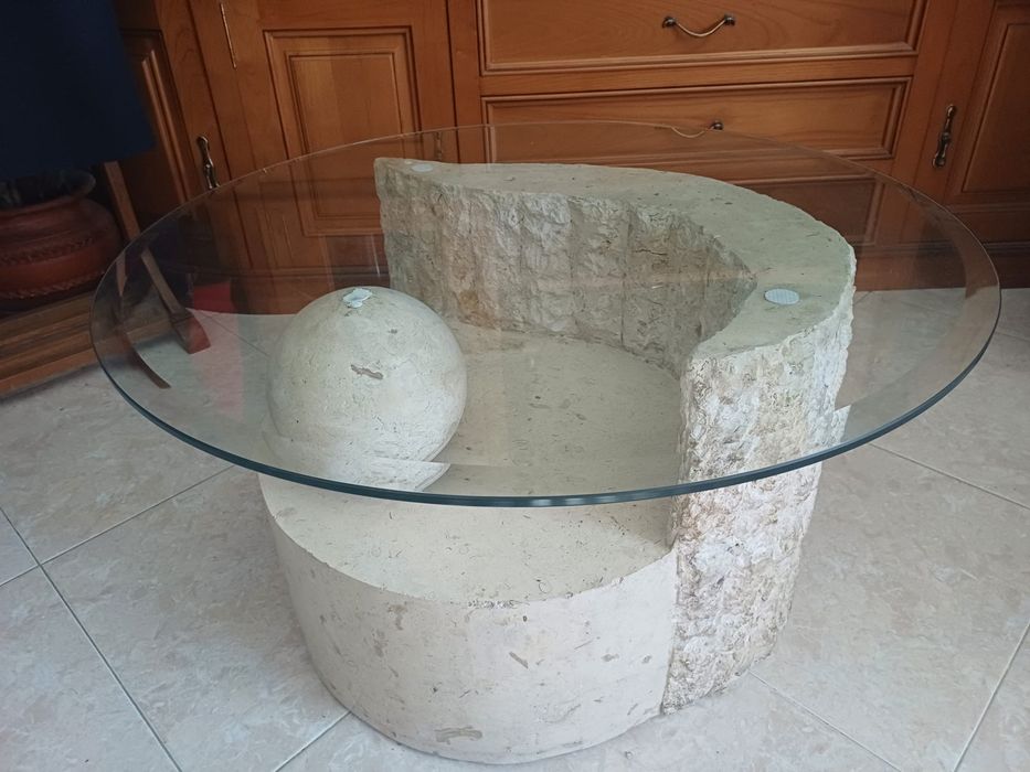 Mesa de centro de pedra e vidro