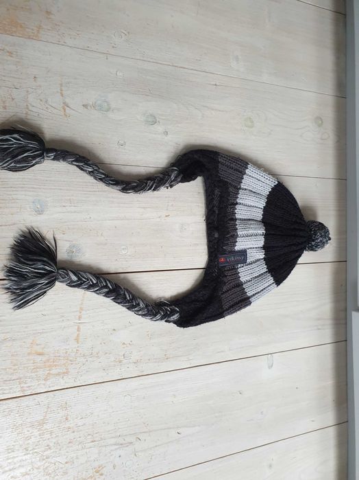 Czarna czapka z pomponem 54 dziecięca Viking