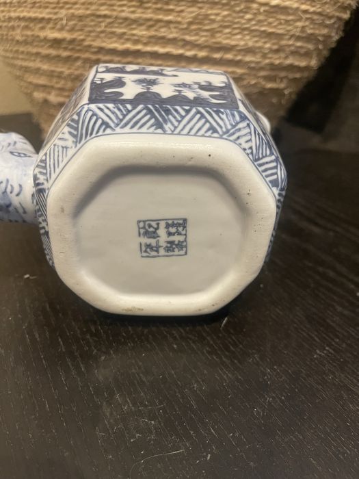 Bule Chinês Hexagonal Azul e Branco – Pega em Arco (Vintage)