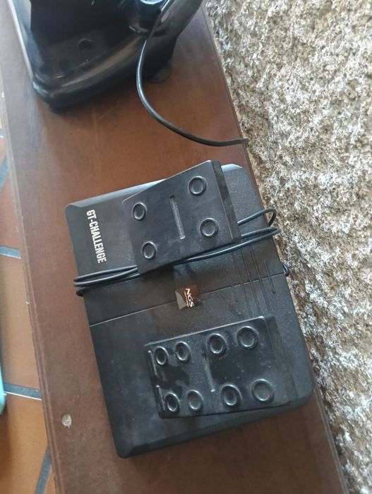 Volante e pedais para jogos de PC e PlayStation