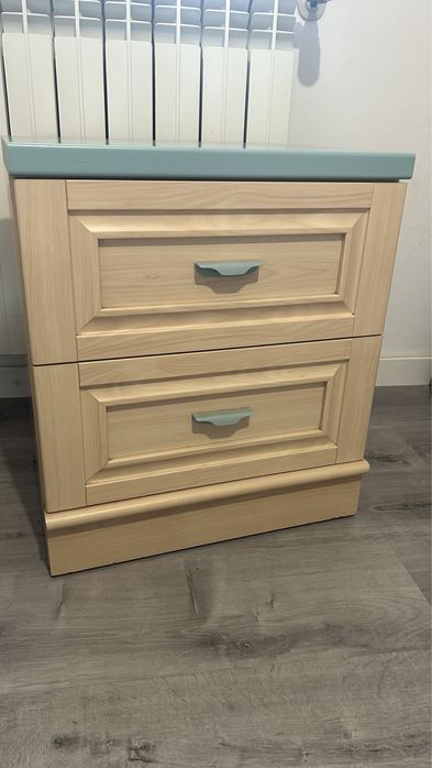 Conjunto de quarto Ilídio da Mota: cama + mesinha + cómoda (madeira)